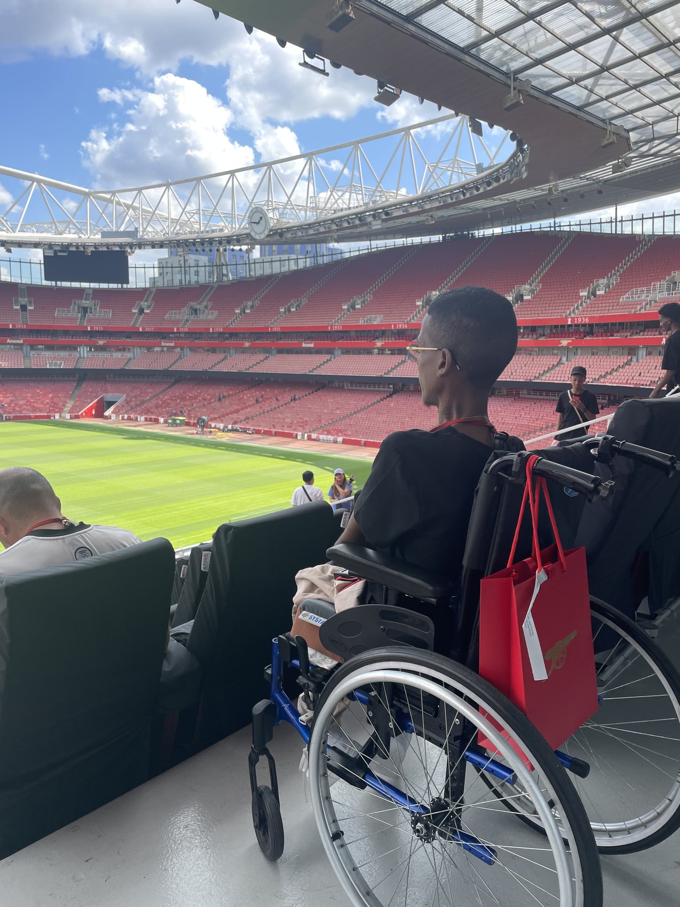 Voyage accessible en fauteuil roulant au stade Arsenal